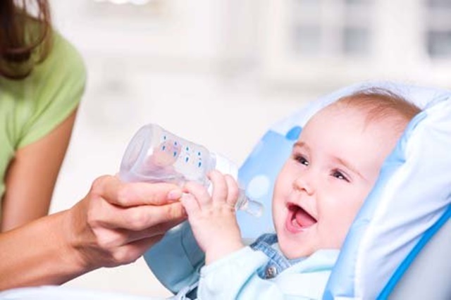 không nên dùng nước khoáng pha sữa cho bé
